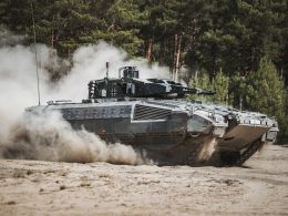 Mit der Übung „Freedom Shield I“ hat die deutsche Panzerbrigade 45 „Litauen“ im Mai und Juni erstmals ein Manöver unter eigener Führung gestartet. Rund 3.000 Soldatinnen und Soldaten aus acht NATO-Staaten trainieren dabei im litauischen Pabradė.